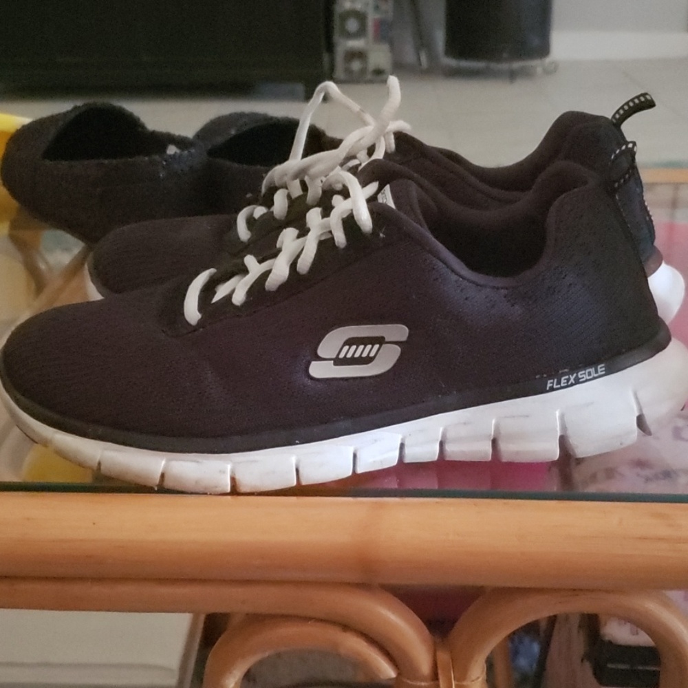 Tennis shoes